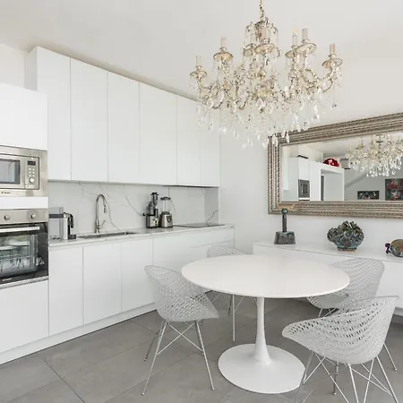 Luxury Front アパート *